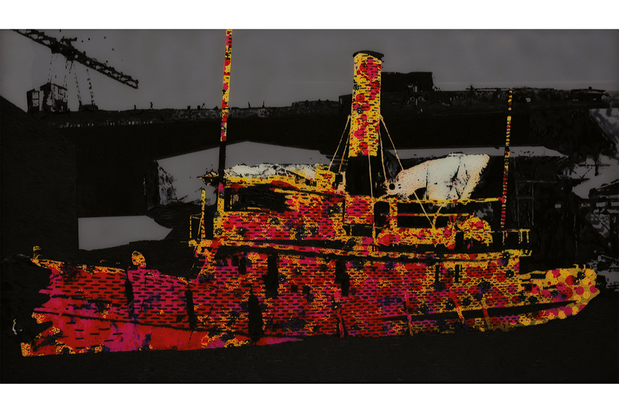 Bateau avec un camouflage Dazzle dans un port