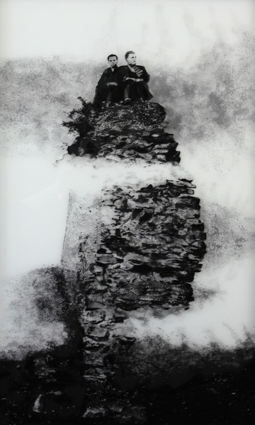 Deux hommes sur une ruine