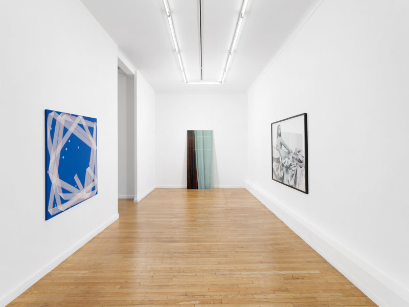 To the left, Noël Dolla, Plis & Replis (Suite Bleue) Entre Orion et Alpha du Centaure 14/3/2018, (2018). In the background, Aurélie Pétrel, 1962 (verre) - 28 avril minuit chez Roland, (2022). To the right, ORLAN, ORLAN en Grande Odalisque d'Ingres, (1977)