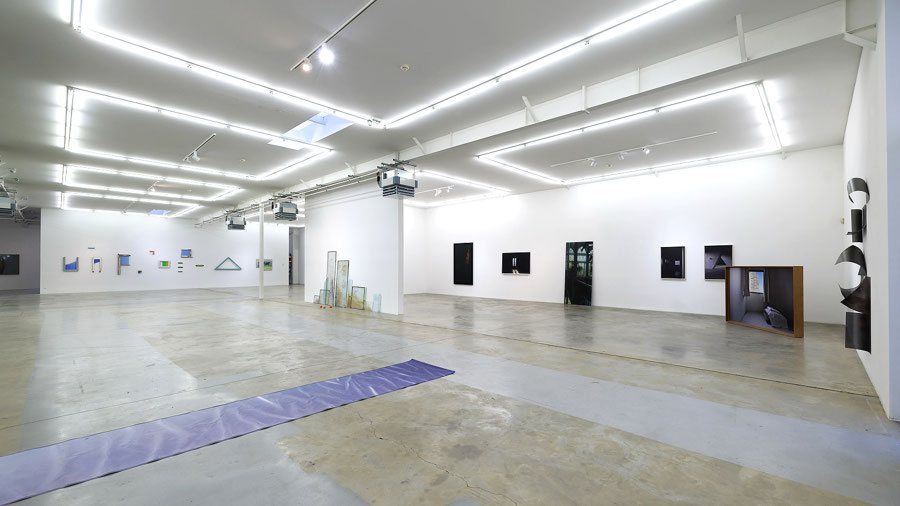 General view : works by Pierre Buraglio (background), Wilfrid Almendra (center), David Raffini (on the floor), and Aurélie Pétrel (right).